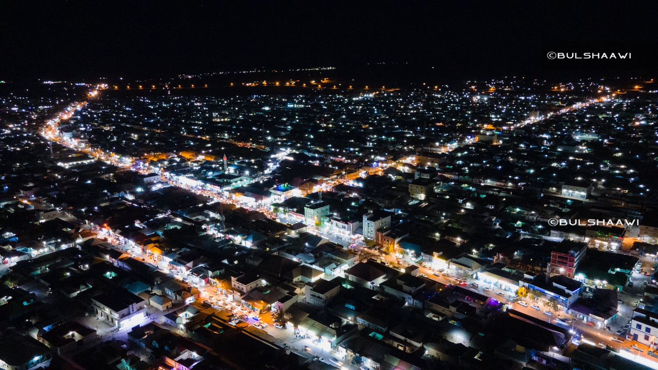 With so many hang-out places, the city comes alive at night | Photo: Abdirahman Bulshaawi